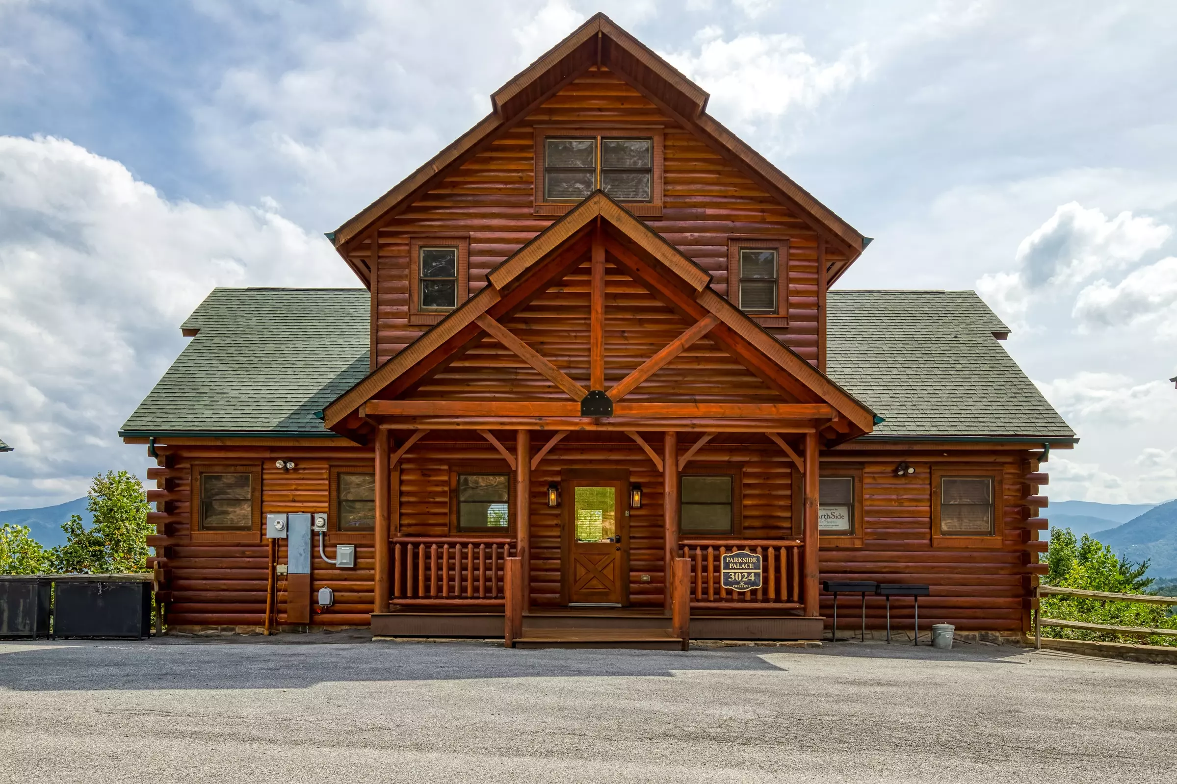 PARKSIDE PALACE - 4 bedroom Cabin in Sevierville