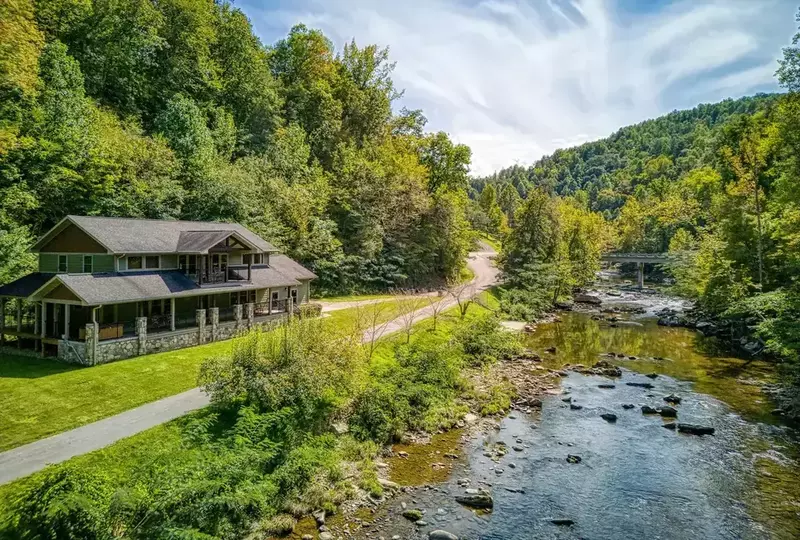River Memories pet-friendly cabin in Gatlinburg on the river