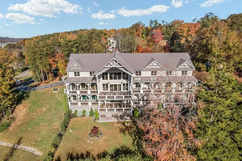 GRAND LECONTE LODGE
